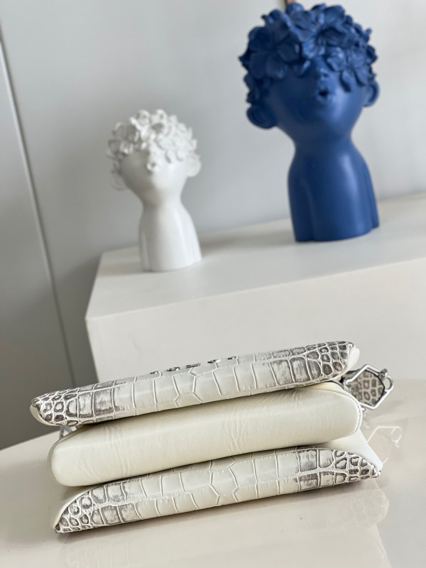 l0*is V*t0n coussin pm