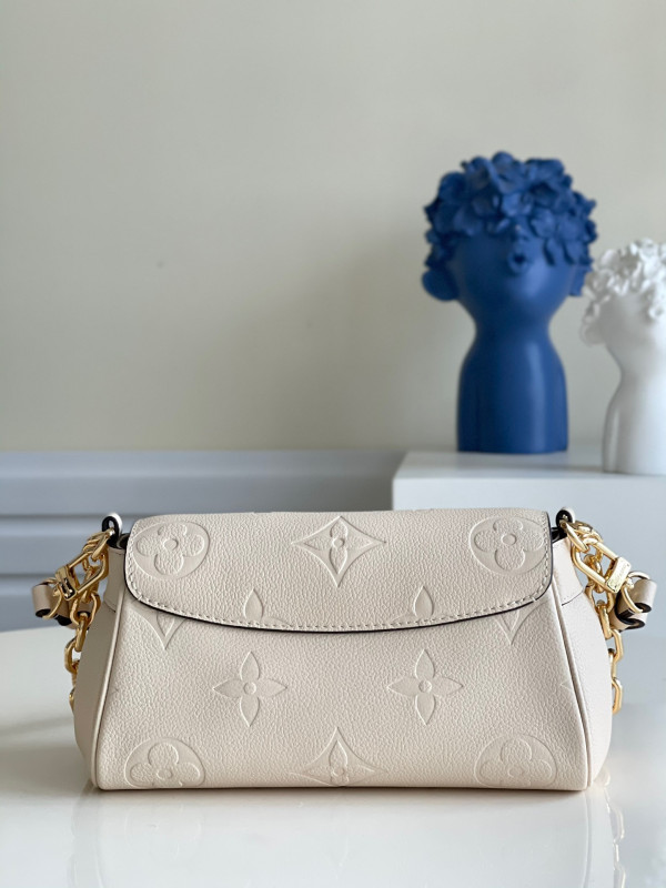 l0*is V*t0n favorite