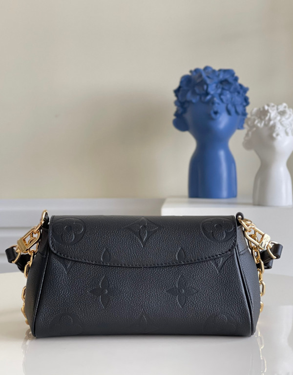 l0*is V*t0n favorite