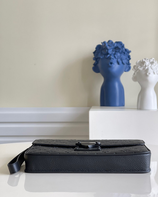 l0*is V*t0n s lock a4 pouch