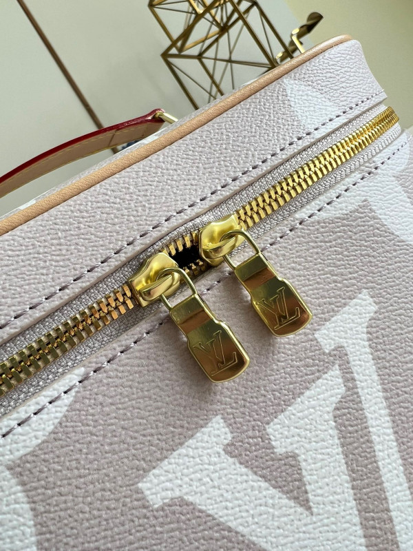 l0*is V*t0n toiletry bag