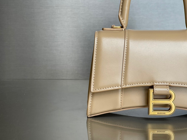 Ba*len*cia*ga hourglass