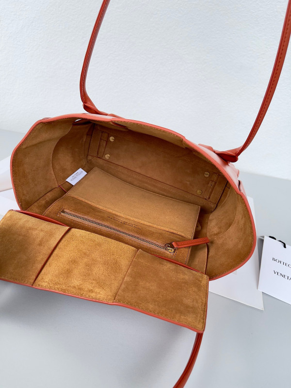 bo*te*ga Ve*ne*ta arco