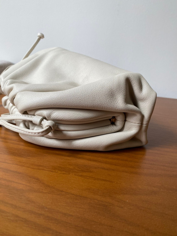 bo*te*ga Ve*ne*ta mini pouch