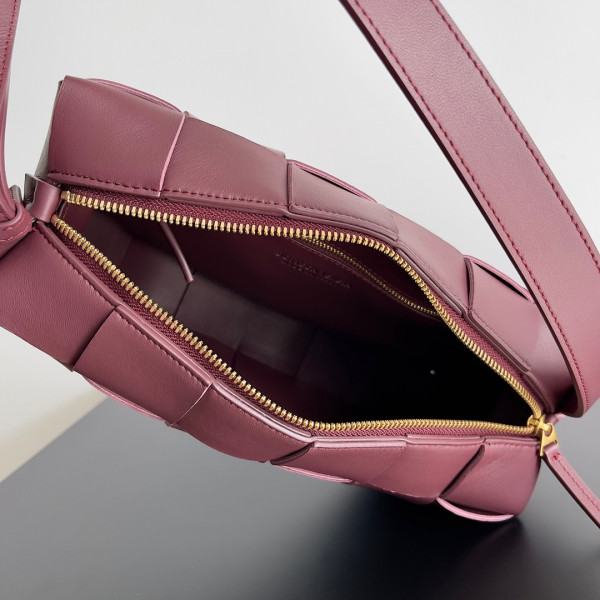 bo*te*ga Ve*ne*ta brick cassette