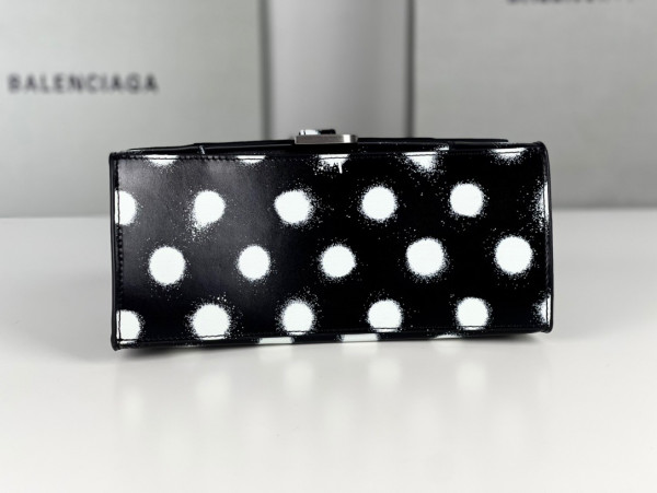 Ba*len*cia*ga hourglass