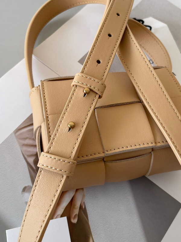 bo*te*ga Ve*ne*ta candy mini cassette-12*8*4cm