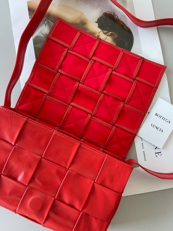 bo*te*ga Ve*ne*ta cassette