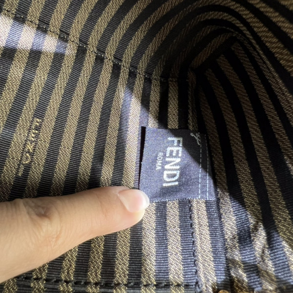 F**di wallet on chain with pouches