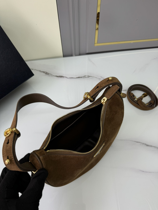 Pra*a arqué leather shoulder bag-22.5*18.5*6cm