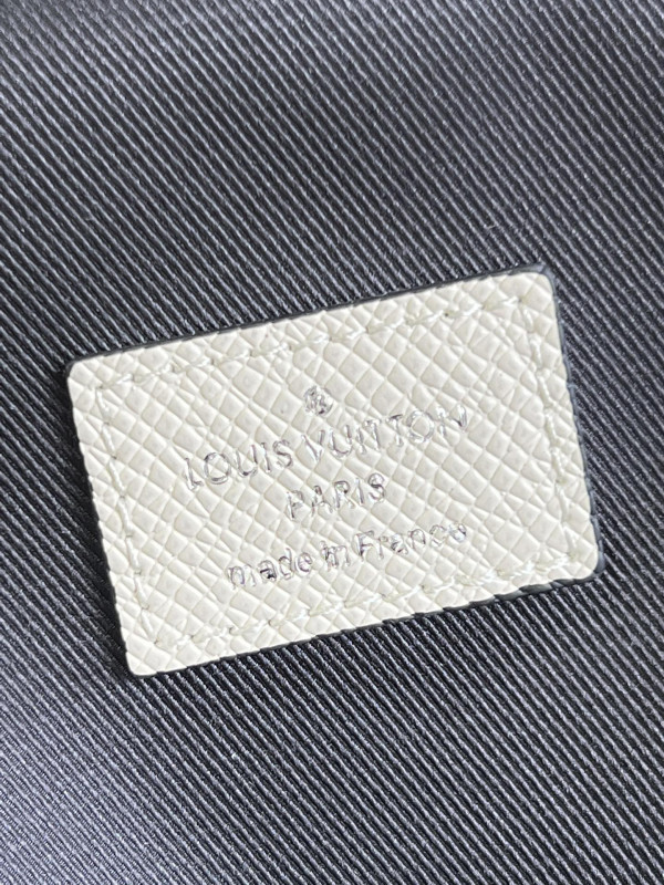 l0*is V*t0n avenue sling bag