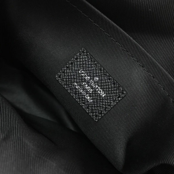 l0*is V*t0n outdoor messenger