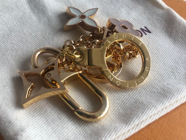 l0*is V*t0n fleur de monogram bag charm chain