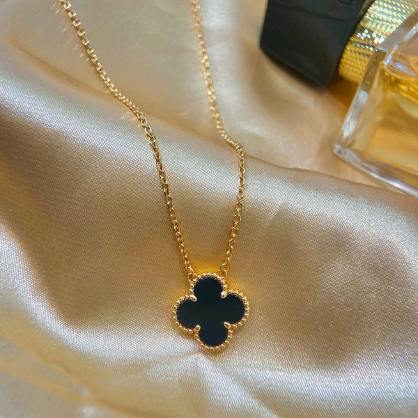 V*N CL*F & arpels perlée necklace
