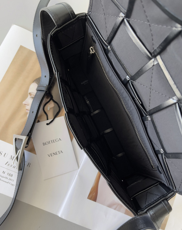 bo*te*ga Ve*ne*ta cassette-23*15*5.5cm