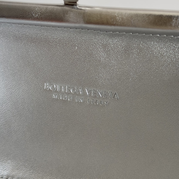 bo*te*ga Ve*ne*ta knot minaudiere