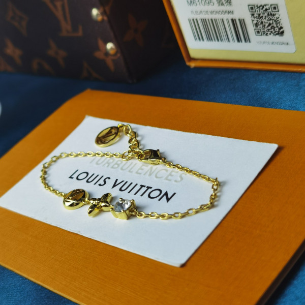 l0*is V*t0n bracelet