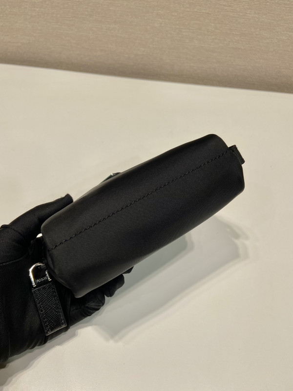 Pra*a re-nylon necessaire