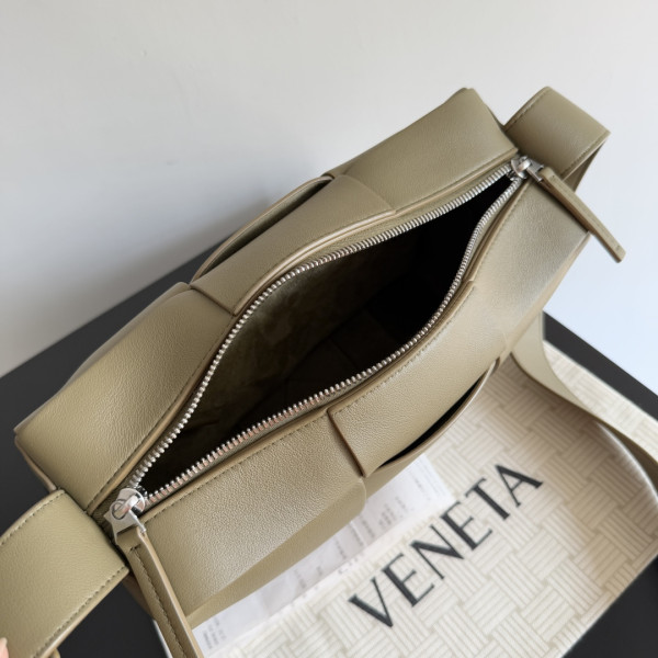 bo*te*ga Ve*ne*ta  arco camera bag -28*18*9cm